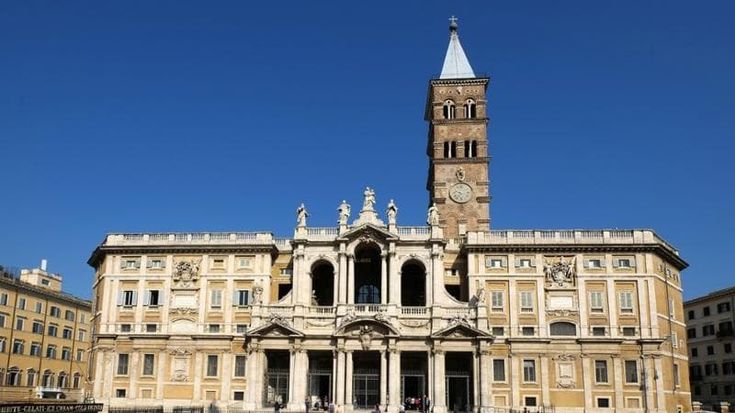 La tomba: la pietra ligure, Franciscus e le rose bianche. “Sarà accolto dagli ultimi”