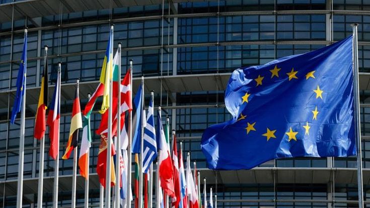 Ue, stretta sugli influencer finanziari: il Parlamento europeo chiede garanzie per gli investitori