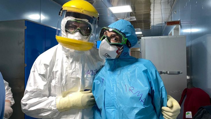 Napoli, infermiere e medici: "Noi, madri tra figli lasciati soli a casa e turni massacranti in corsia"