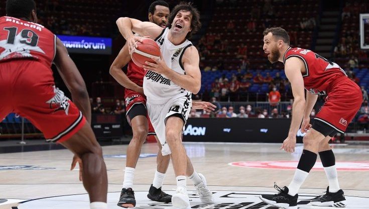Basket, Serie A: alla Virtus Bologna gara 1 della finale scudetto. L'Olimpia Milano cade in casa 83-77