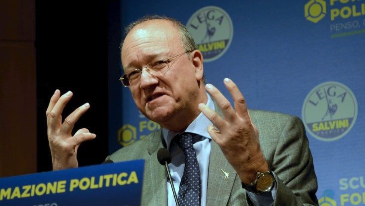 Scuola, Valditara: "Qualche fesso non ha capito la circolare sui cellulari in classe, è una questione di&nbsp;rispetto"
