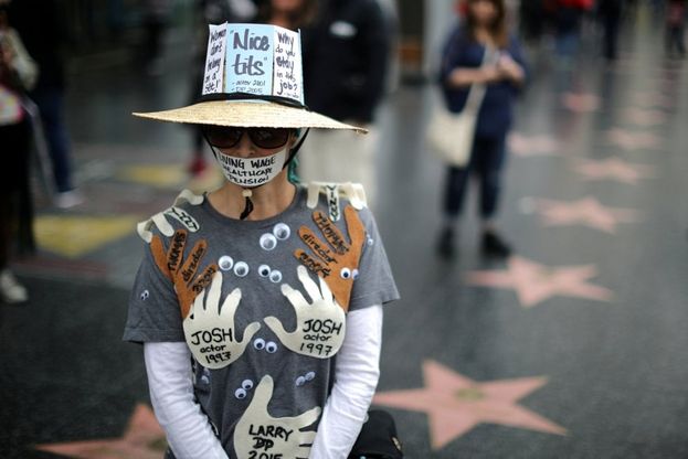 Hollywood contro la violenza: centinaia di donne in marcia sulla "Walk of Fame"