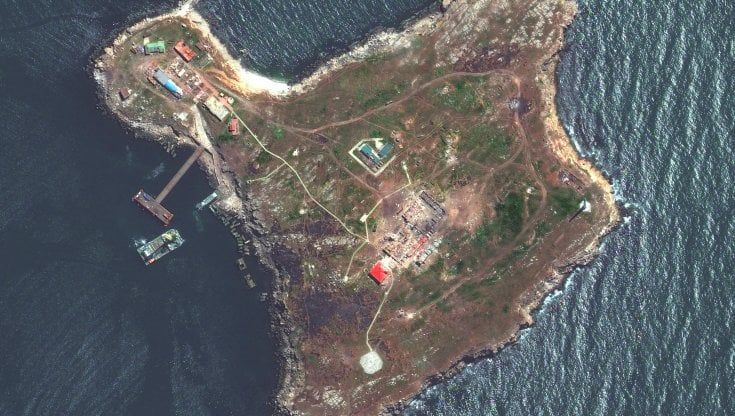 Isola dei serpenti, i russi tentano l'assalto. Un missile colpisce una nave di Mosca