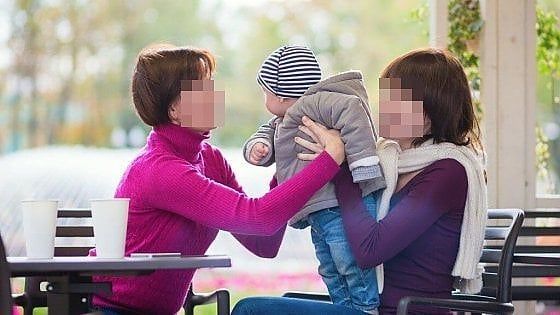 Torino, la svolta della sindaca Appendino: "Registreremo all'anagrafe i figli delle coppie gay"