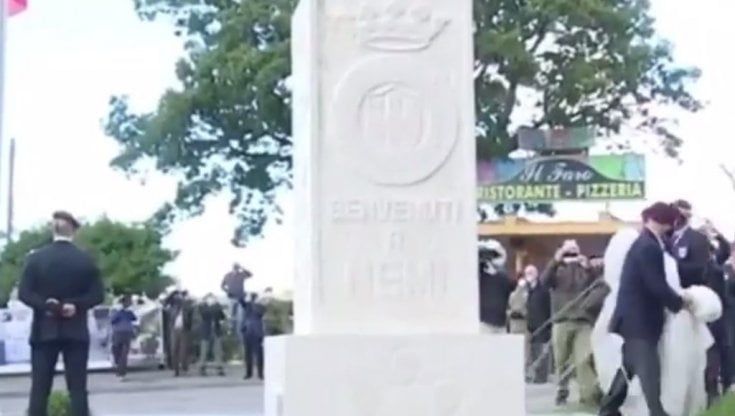 Castelli Romani, inaugurato il monumento "della discordia" regalato dai paracadutisti di Nemi 