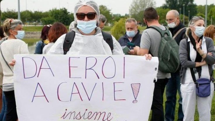 No vax sospesa dal lavoro nella Rsa, il giudice dà ragione alla cooperativa: "L'obbligo di vaccinarsi non viola la Costituzione"