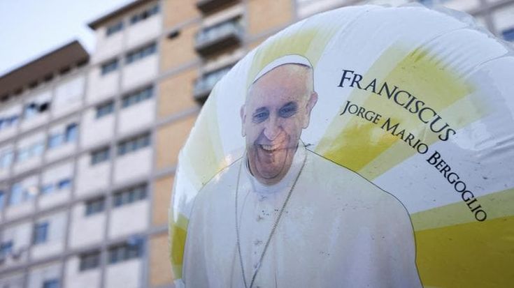 Il Papa supera anche l’ultima crisi e torna a respirare senza maschera