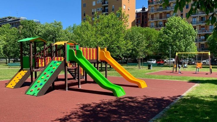 A Milano una nuova area giochi inclusiva al Parco delle Crocerossine: altalene e palestrine per far divertire anche chi ha una disabilità