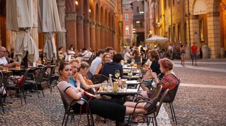 La scure sui dehors: un quarto dei tavolini in meno in centro a Bologna