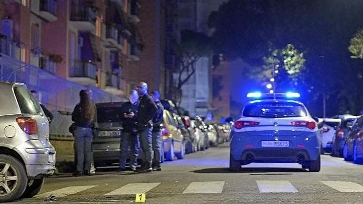 Agguato al Tuscolano, diciannovenne gambizzato sotto casa. “Volevano uccidere”