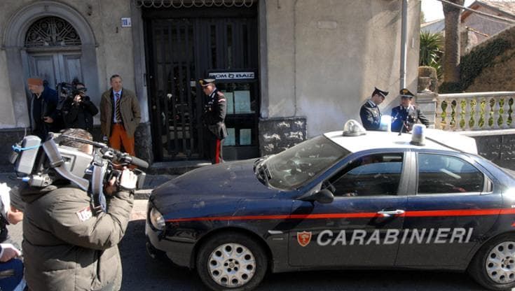 Minacce con la pistola giocattolo, poi la fuga e i colpi alla schiena. La moglie: “Per me è un eroe”