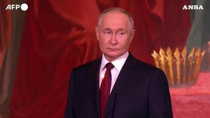 Putin partecipa alla veglia pasquale e ringrazia il patriarca Kirill per il sostegno