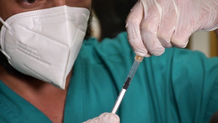 Covid, aumentano i vaccini nei comuni in "arancione": Musumeci riapre ristoranti e bar