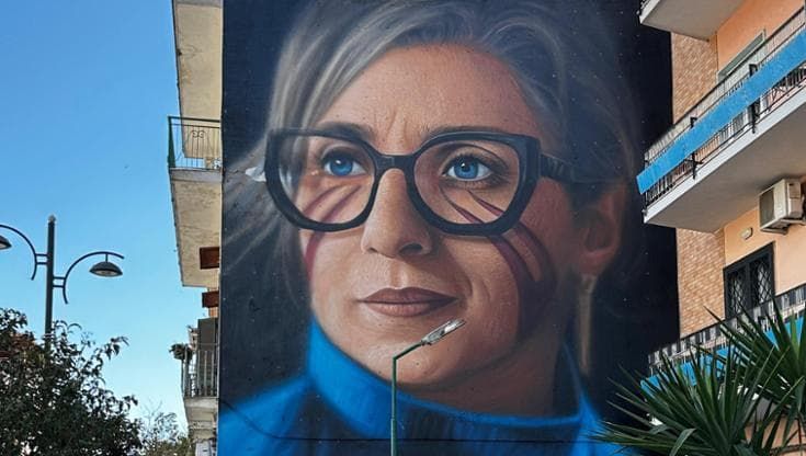 Jorit, ultimi ritocchi al murale per Francesca Albanese a Barra