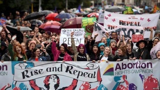 Irlanda, il diritto d'aborto è legge. "Sollevato il fardello di vergogna"
