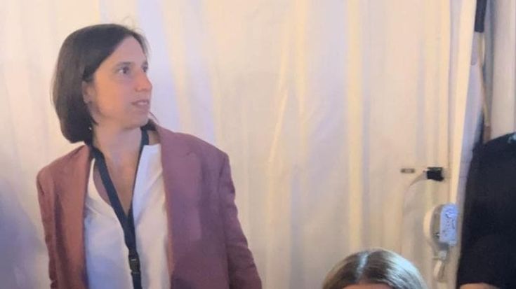 Elly Schlein abbraccia J-Ax a Roma: ecco perché la segretaria del Pd è una fan degli Articolo 31