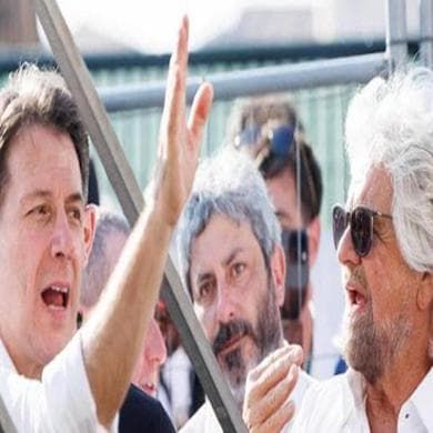 Torna Grillo e attacca il M5S: “Il palazzo lo ha cambiato”. Conte: “Definì Draghi grillino”