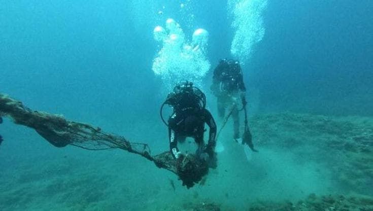 Rete fantasma da 2 tonnellate al largo di Genova, mega operazione di recupero di Wwf e carabinieri