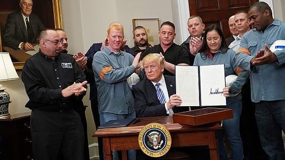Dazi, Trump firma la legge per acciaio e alluminio: "Proteggo i lavoratori americani"