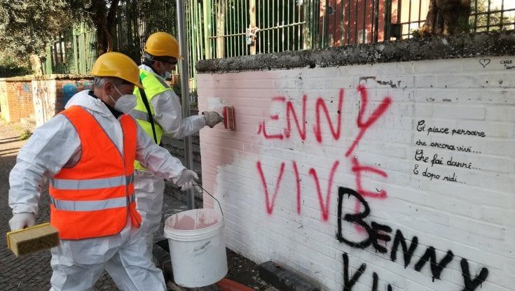Napoli, rimossi l'altarino e le scritte per Benvenuto Gallo e Ciro Varrello