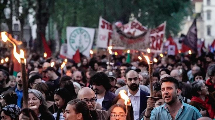 Fiaccole per i partigiani e proteste contro la guerra, a Torino sfila il popolo del 25 aprile