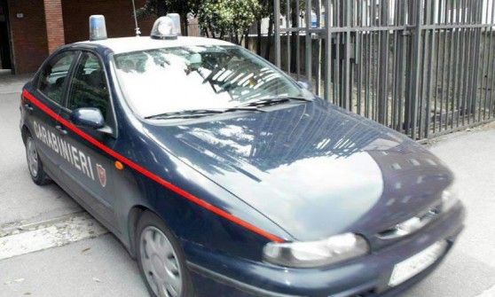 Mamma abbandona il figlio in auto e va a fare la spesa, denunciata