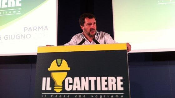 Summit della Lega a Parma, Salvini: "Italiani tornino a controllare confini, moneta e banche"