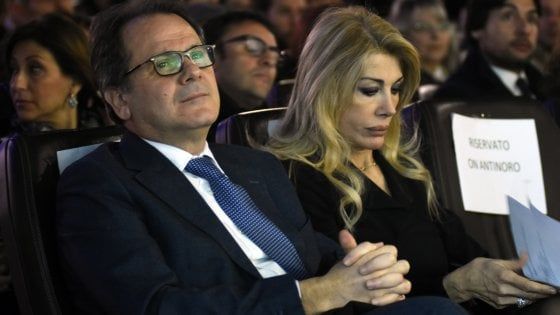 Romano presenta le liste di Noi con l'Italia, La Via annuncia il passaggio al centrodestra