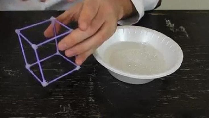 Acqua, sapone e bastoncini: come fare una bolla cubica