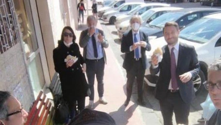 Caltanissetta, in zona rossa mangia per strada col sottosegretario: bufera sul sindaco