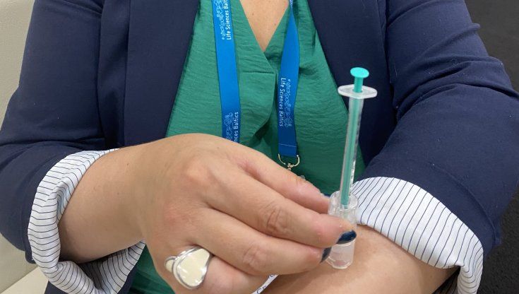 Covid, un vaccino (intradermico) che vale per tre 