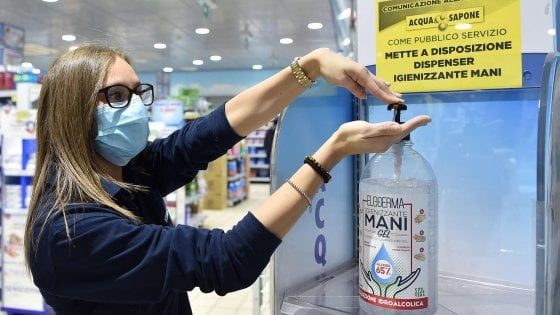 Coronavirus Roma, la fase due: plexiglass e gel in taxi e negozi. Distanziamento e tutti in fila. "Così si riparte in sicurezza"