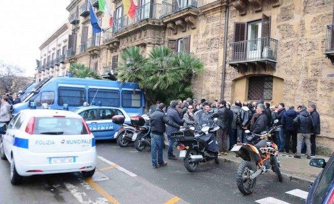 Lavoro, tensioni e proteste a Palermo<br />i precari bloccano l'ingresso dell'Ars