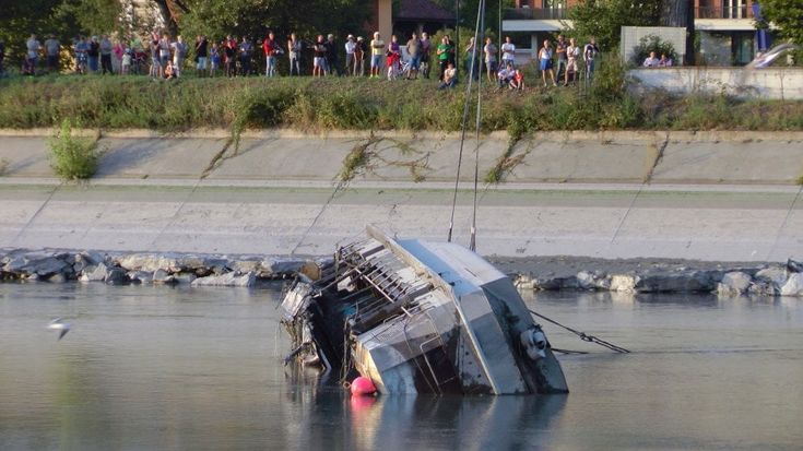Centinaia di curiosi sulle sponde del Po per assistere al recupero di Valentina