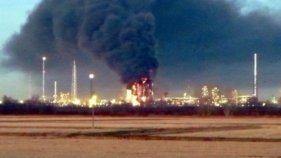 Incendio in una raffineria Eni in provincia di Pavia: l'emergenza minuto per minuto
