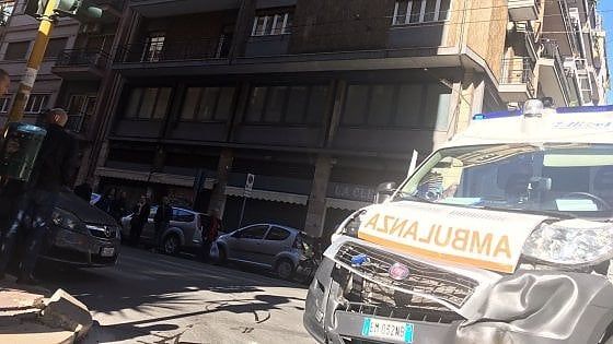 Bari, ambulanza col paziente a bordo si schianta contro auto in centro: sette feriti