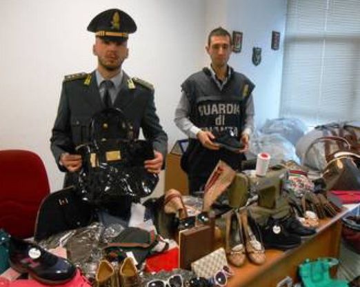 Scarpe con sostanze pericolose, "Nella Ue quasi un paio su 3 non conforme"