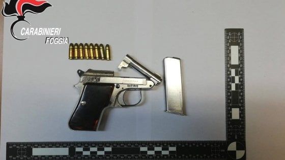 Foggia, nascondevano una pistola carica nella culla del figlio neonato: arrestati i genitori
