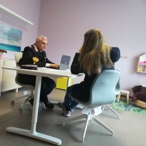 Bologna, si ubriaca in cantina e picchia la moglie davanti ai figli piccoli