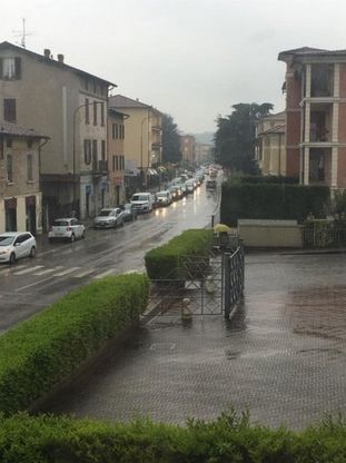 Brescia, la lunga coda di auto e camion: nessuno si accorge che la prima macchina è parcheggiata