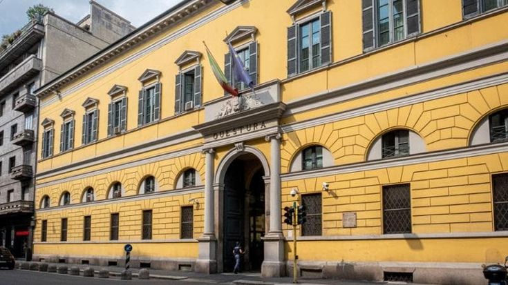 Gridò “moriamo tutti per Allah” durante una trasmissione tv: espulso un cittadino egiziano di 24 anni dopo aver lanciato una bottiglia contro una volante