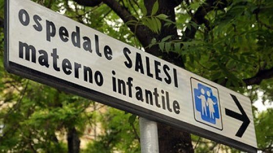 Bimbo morto per l'otite curata con omeopatia: indagati medico e genitori