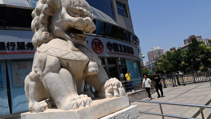La Cina rallenta e allarma le autorità. La Banca centrale taglia i tassi, ma serviranno altri stimoli