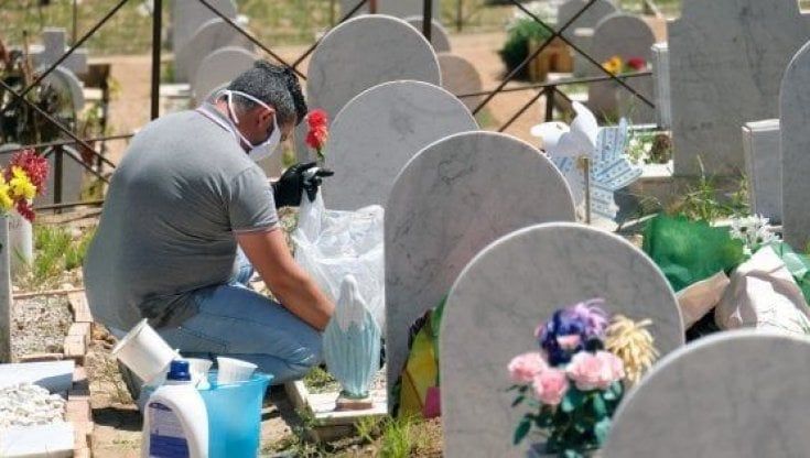 Palermo, nei cimiteri ingressi su prenotazione
