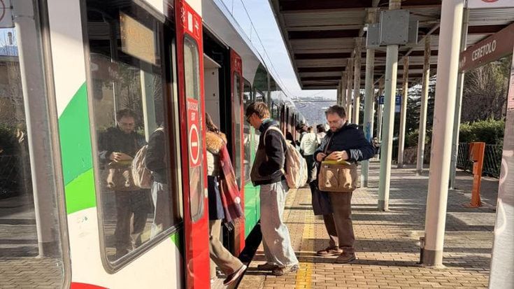 Capotreni, la paura quotidiana sulla Bologna-Vignola: “In viaggio tra risse e violenti”