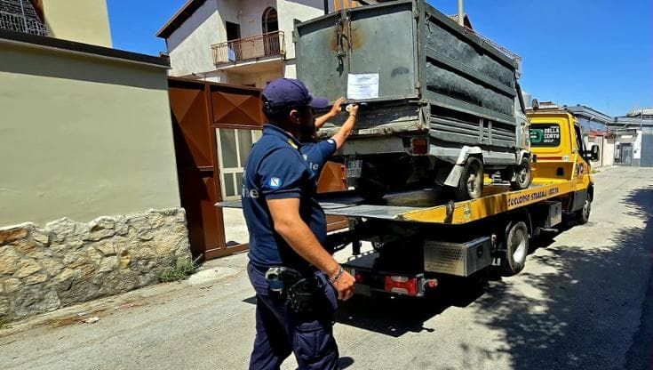 Trasporta rifiuti pericolosi e all’alt tenta la fuga: arrestato, sequestrato il carico nel Casertano