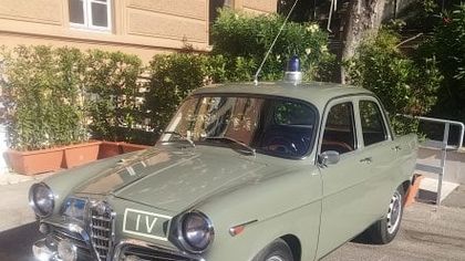 Dalla 600 alla Giulia: 70 anni della polizia Stradale, esposti i mezzi storici