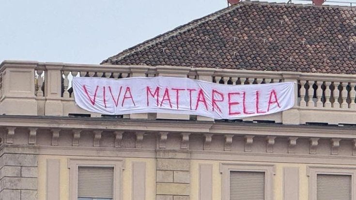 Uno striscione di sostegno a Mattarella appeso alla balconata di un attico in piazza San Carlo