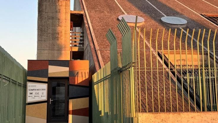 A Scampia è comparso un “cubo”: è il Music Box, per i ragazzi nel nome di padre Domenico Pizzuti