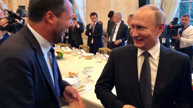 Putin e l'Italia: le risate con Salvini e l’abbraccio all’amico Silvio